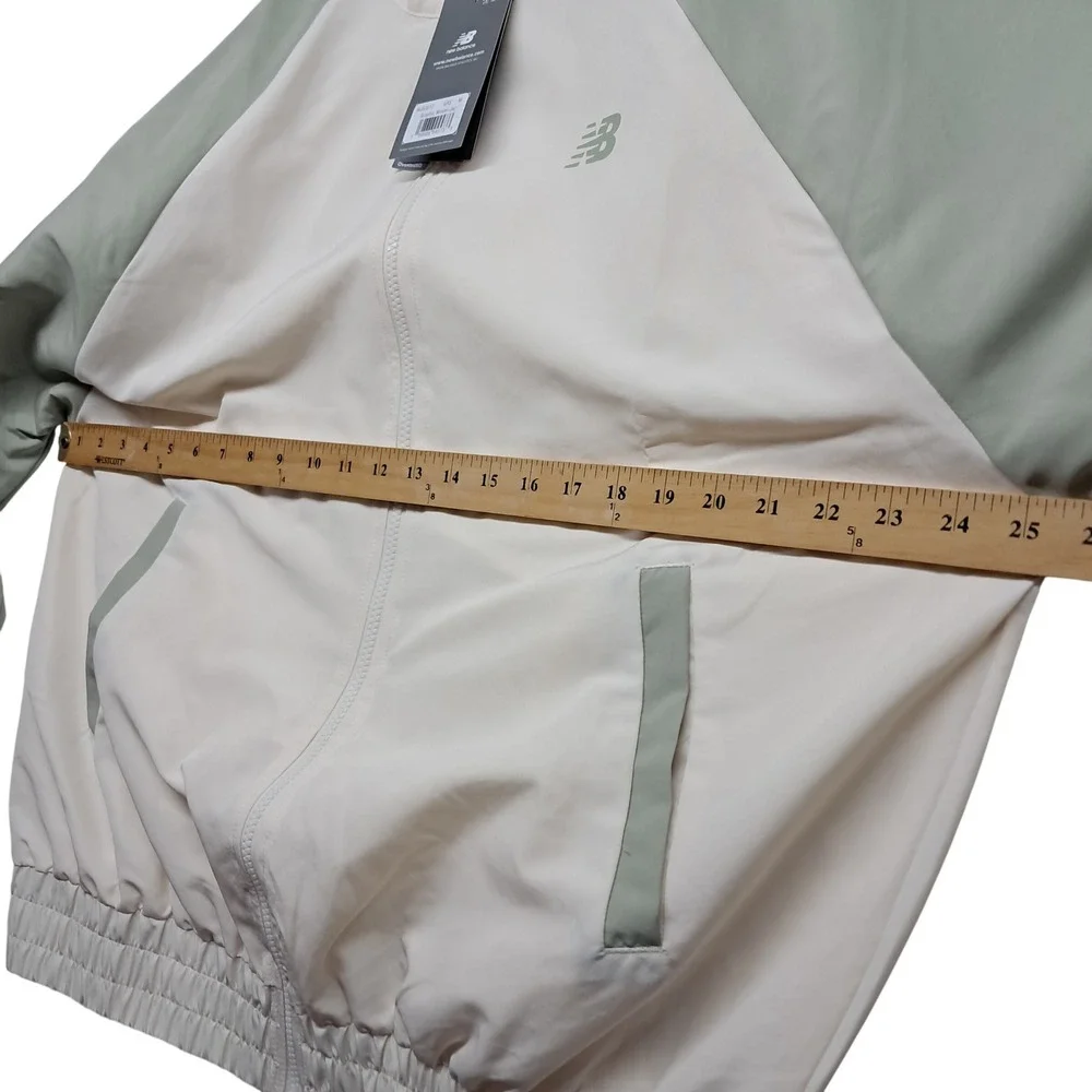 NWT New Balance Graphic Woven Jacket Women's Medium Cream Green Water Defy‎